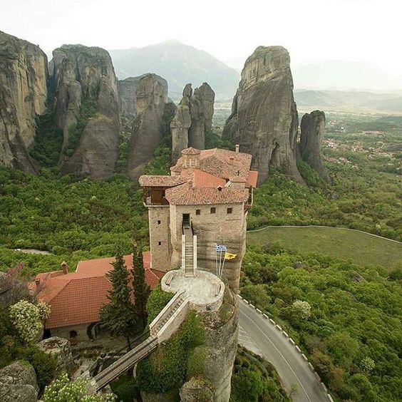 A trip to Meteora's Monasteries offers the unique experience of nature combined with the history from the early Christian times and architecture. The rocks of Meteora are perched above the town of Kalambaka, at a maximum height of 400 m. Thank you @jim.nous for sharing with us, this amazing shot.